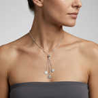 Collar cascada texturizada de plata 925 puesto en el cuello