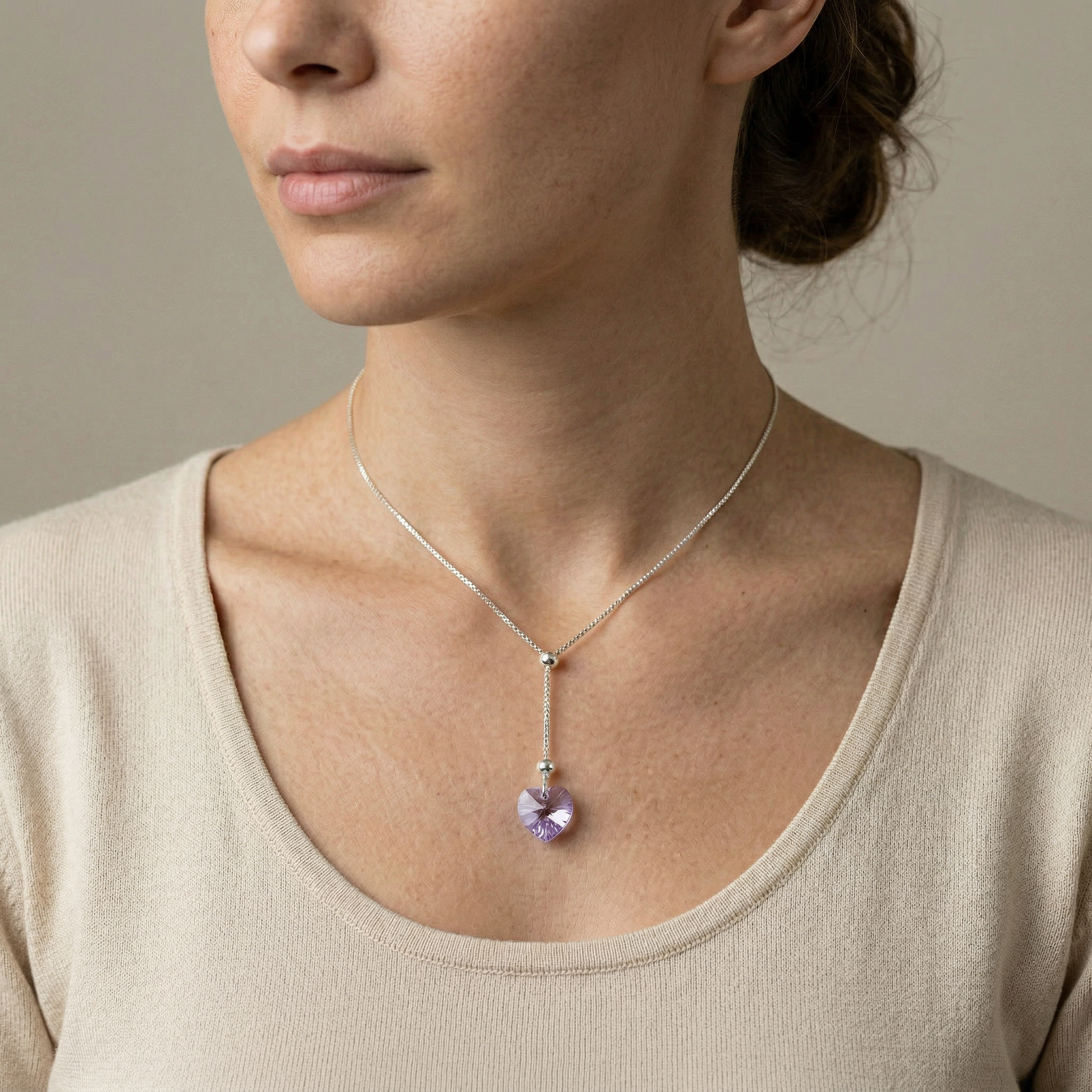 Collar corazón lavanda de plata 925 puesto en el cuello