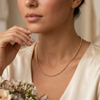 Detalle de collar dorado de bolitas en plata 925 bañada en oro de 18K