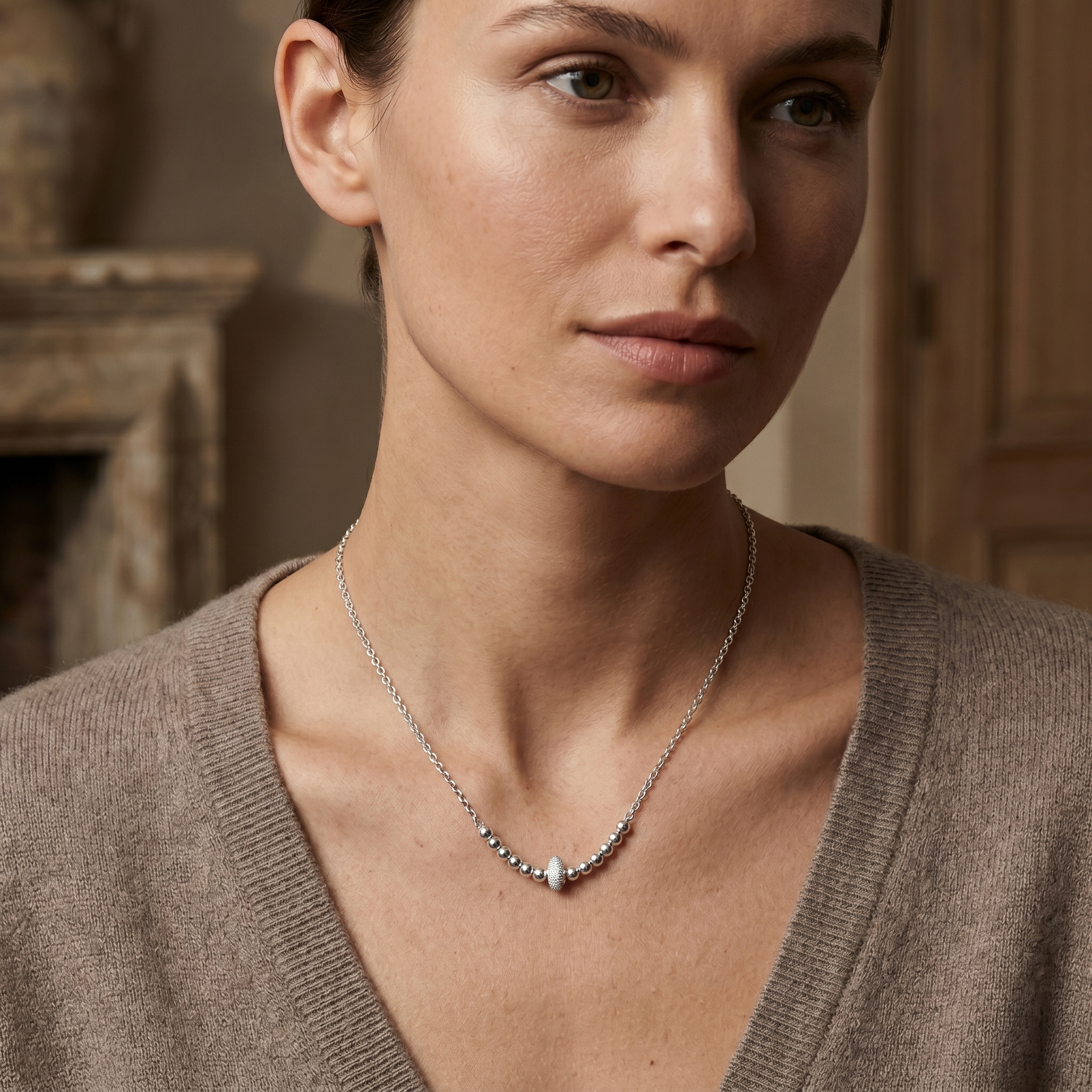 Collar de plata 925 con esferas pulidas y dije textura escarcha