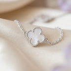 Detalle de flores de nácar blanco en collar de plata 925