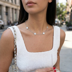 Collar corto de plata 925 con flores de nácar usado en el cuello