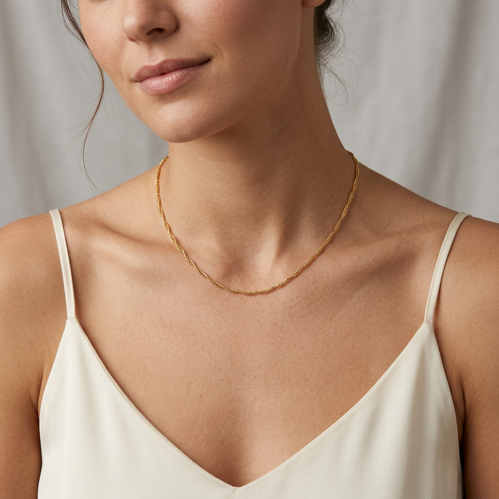 Collar Lía Dorado elaborado en Plata 925 con baño de oro 18k.