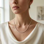 Mujer usando collar tipo popcorn de plata 925 de 45 cm