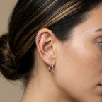 Detalle de ear cuff en plata 925 con acabado pulido brillante