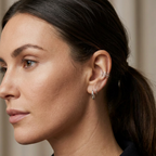 Detalle de ear cuff en plata 925 con bandas lisas y línea trenzada