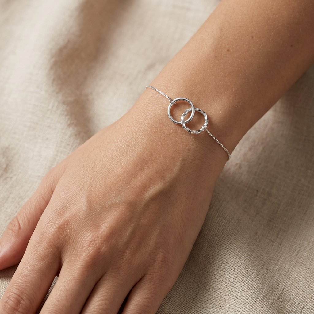 Pulsera Emilia Plateada en Plata 925 ajustable puesta en la muñeca | Emmas