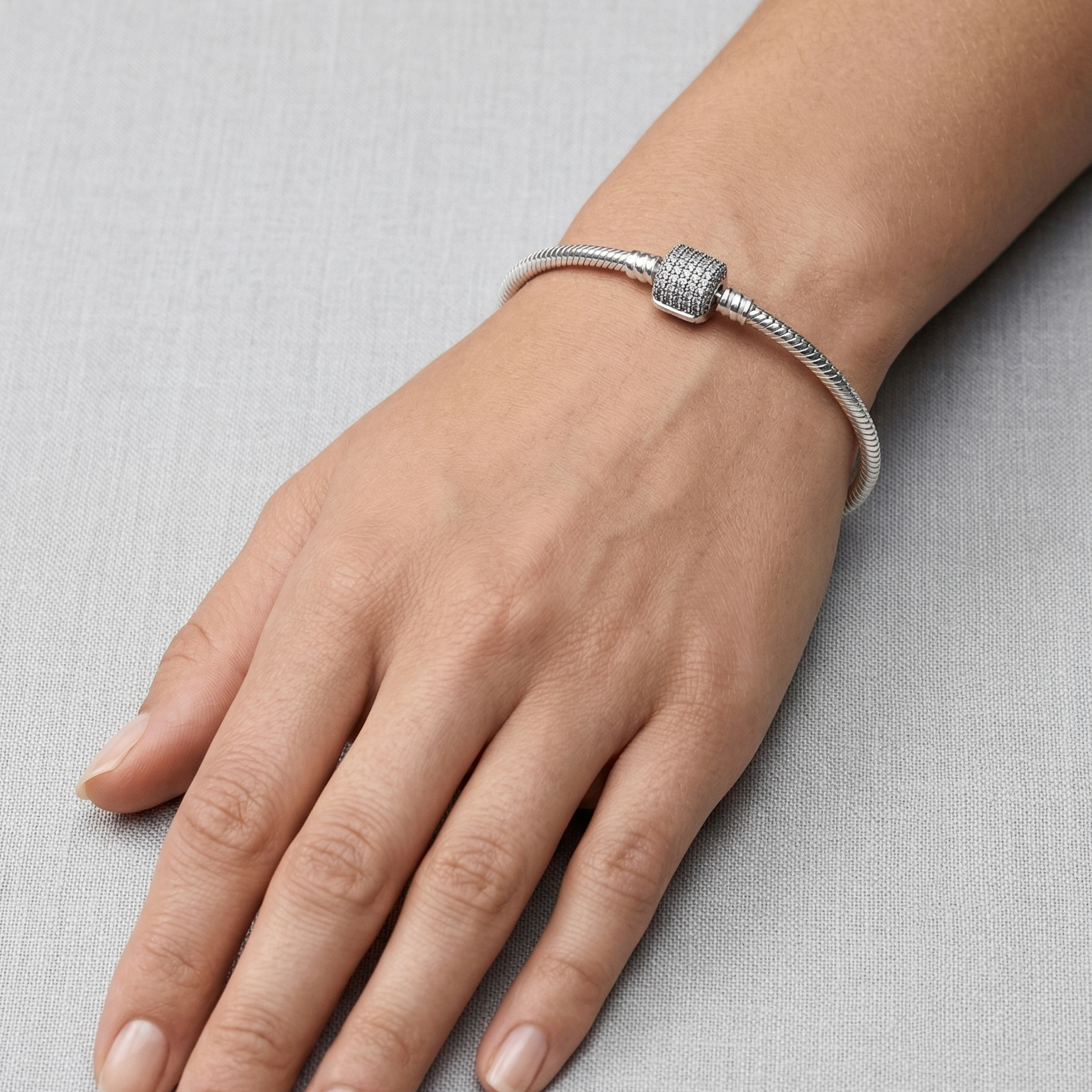 Pulsera charms brillo de plata 925 puesta en la muñeca