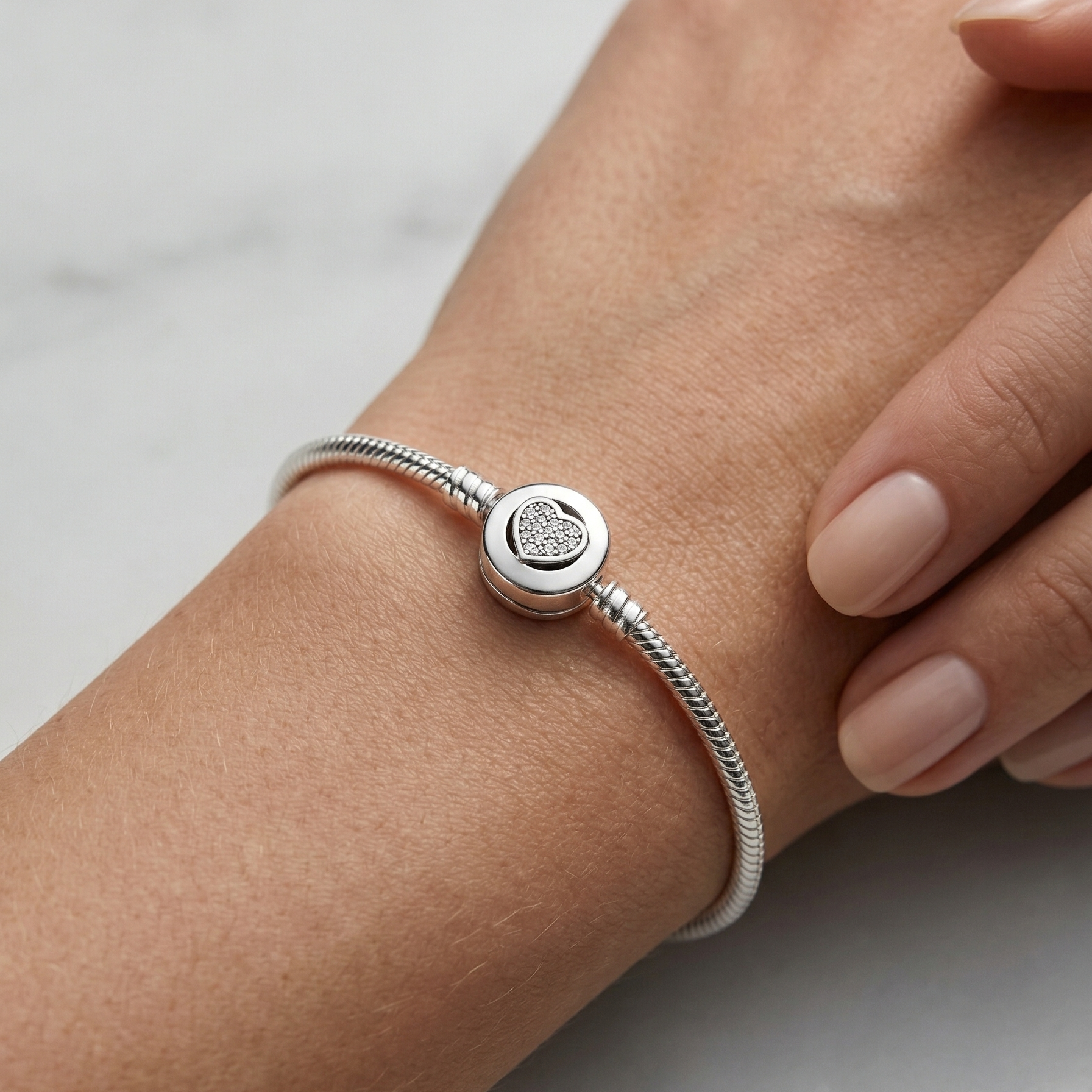 Pulsera charms corazón brillante de plata 925 puesta en la muñeca