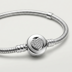Detalle de cierre circular con corazón brillante en pulsera de plata 925