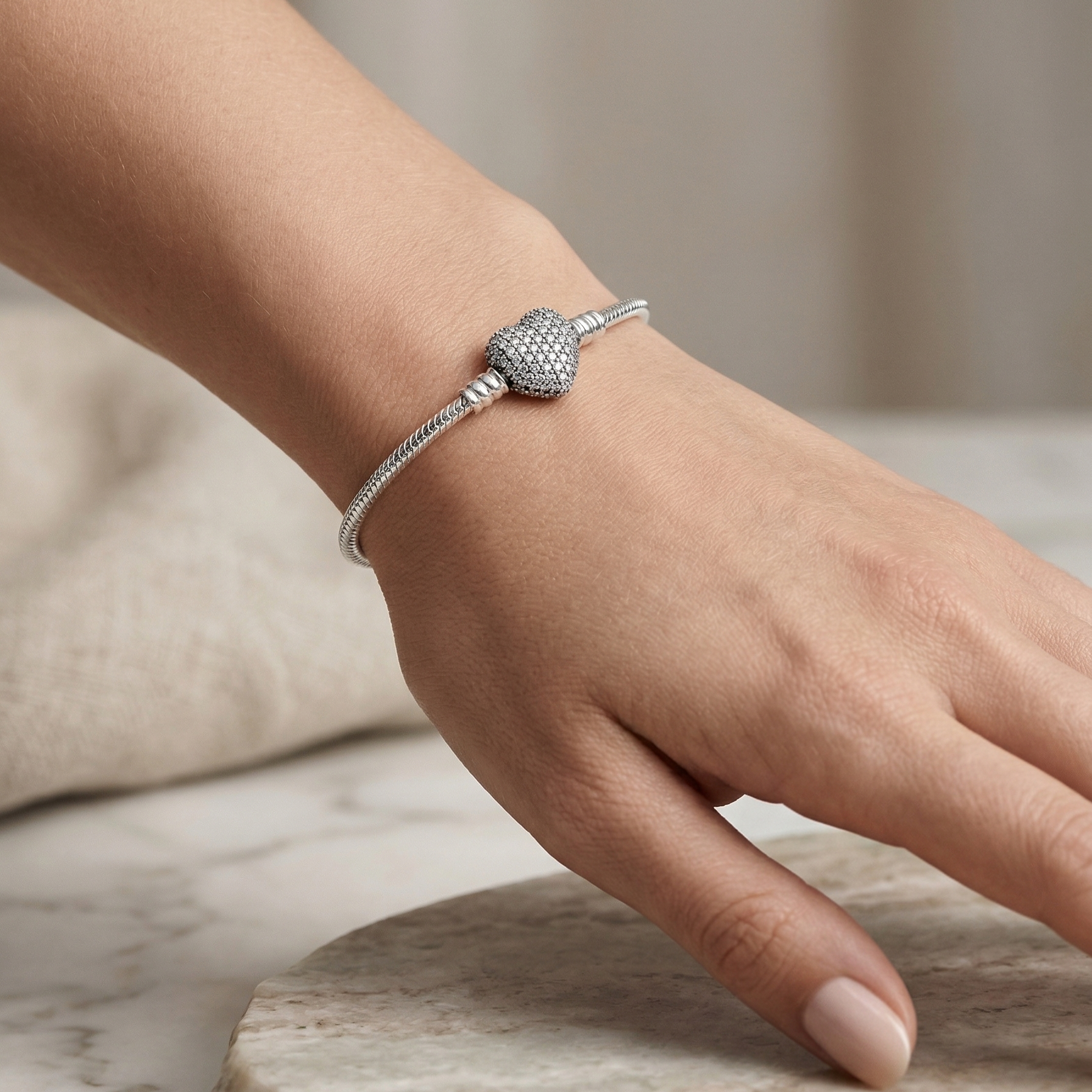 Pulsera charms corazón radiante de plata 925 puesta en la muñeca