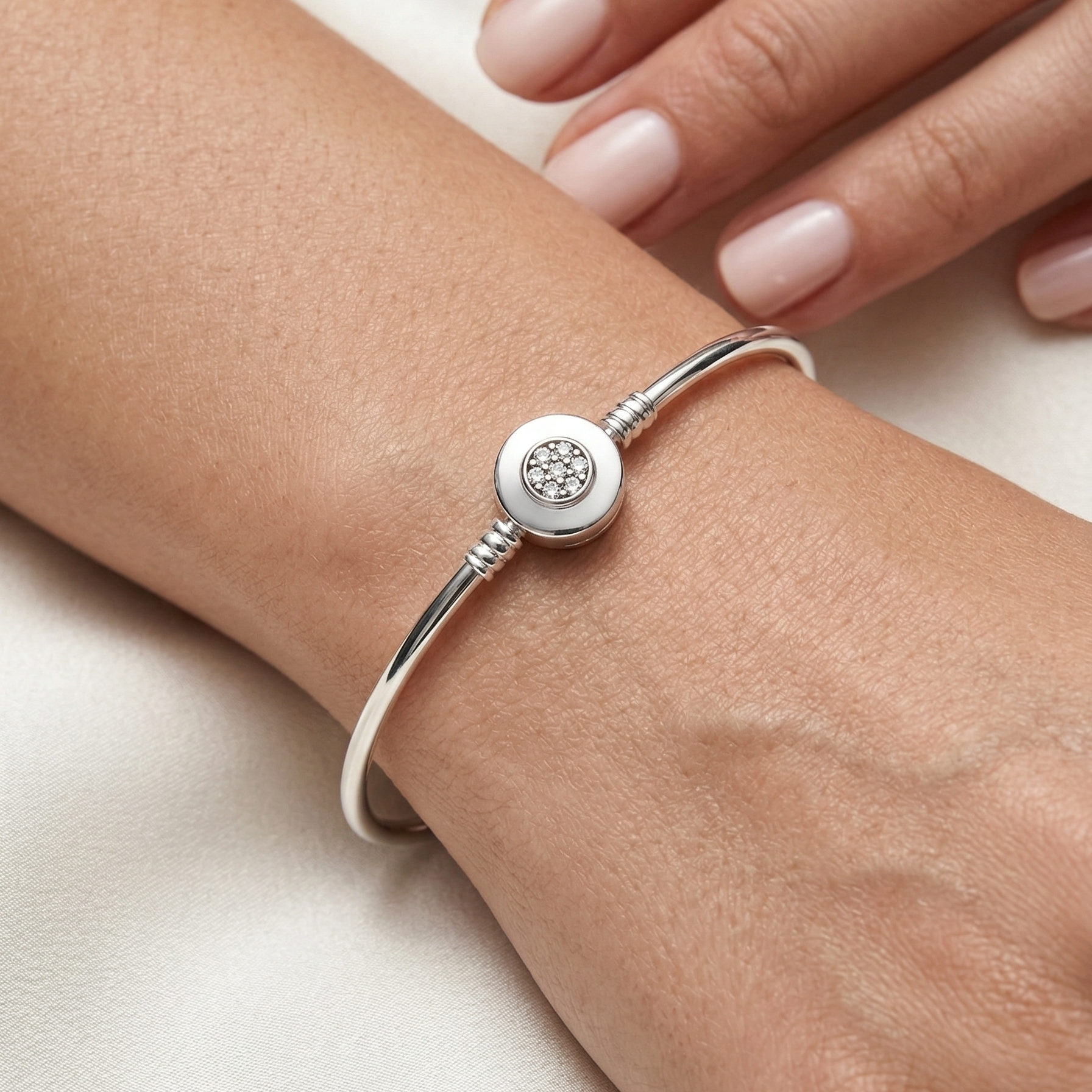 Pulsera rígida para charms de plata 925 puesta en la muñeca