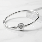 Detalle circular brillante de pulsera rígida charms de plata 925