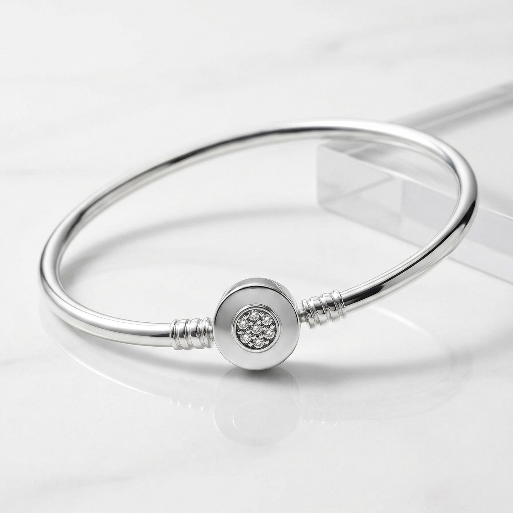 Detalle circular brillante de pulsera rígida charms de plata 925