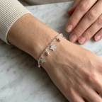 Pulsera de plata 925 con estrellas colgantes puesta en muñeca