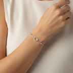 Pulsera corazón ajustable de plata 925 puesta en la muñeca