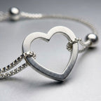 Detalle de corazón abierto en pulsera de plata 925