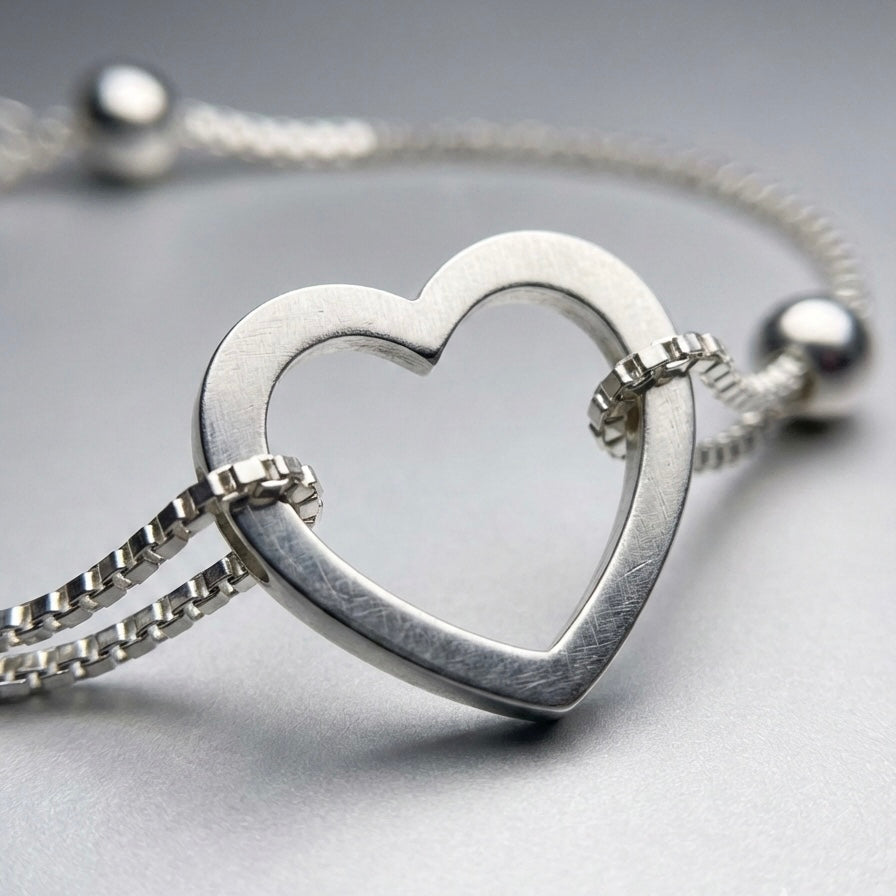 Detalle de corazón abierto en pulsera de plata 925