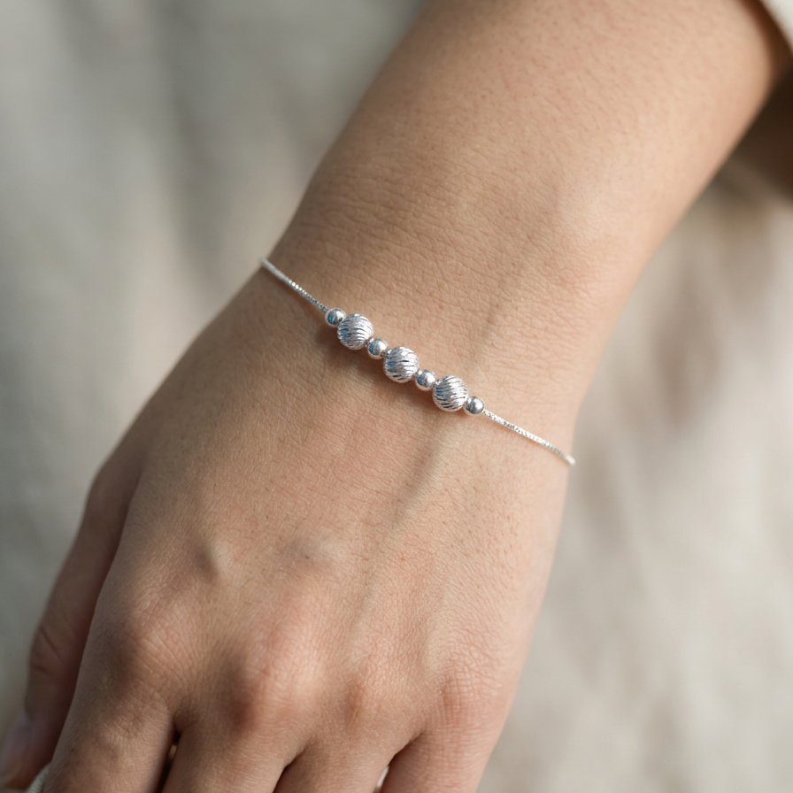 Diseño ajustable con esferas texturizadas, delicado y elegante para usar todos los días.