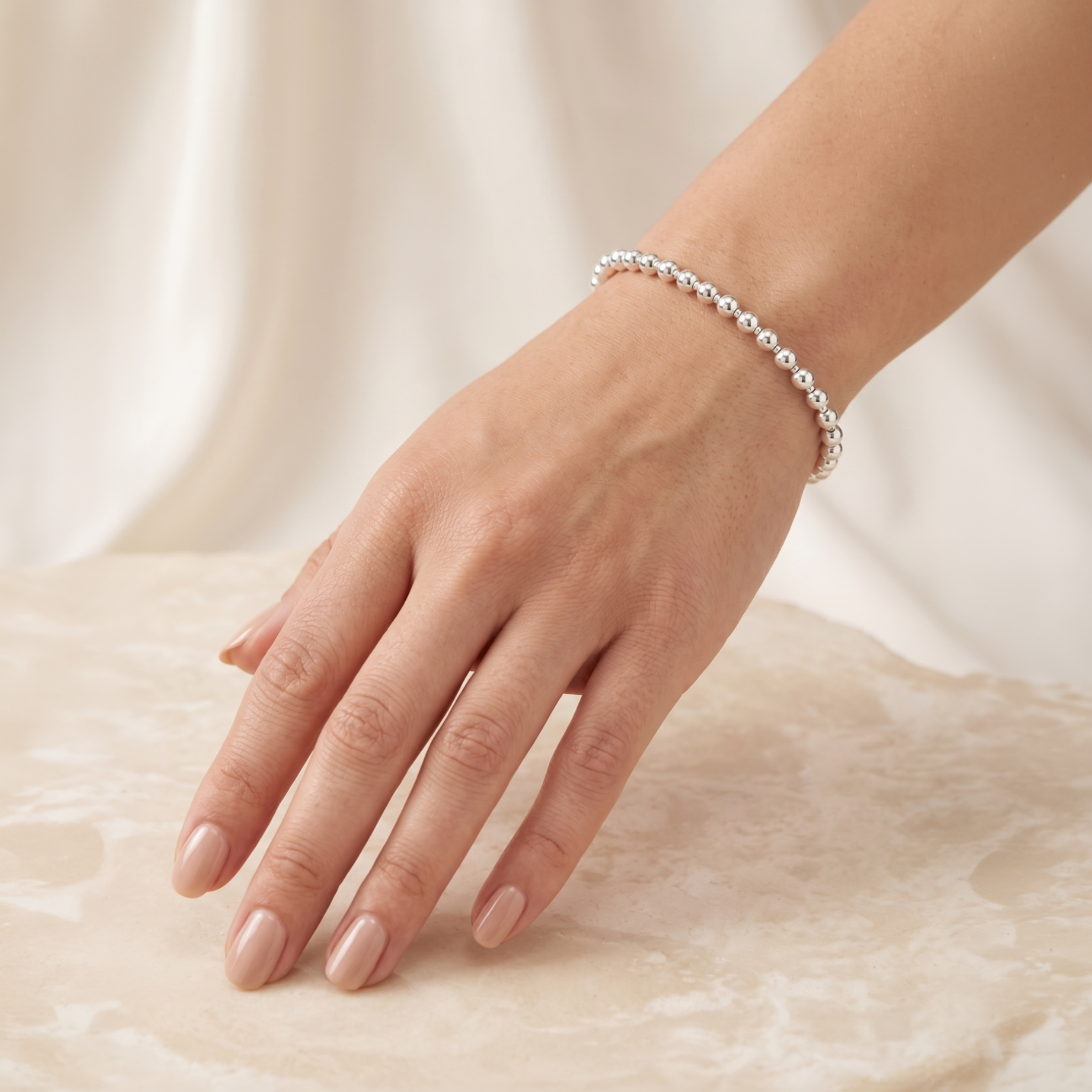 Pulsera elástica de plata 925 con bolitas de 3 mm sobre muñeca