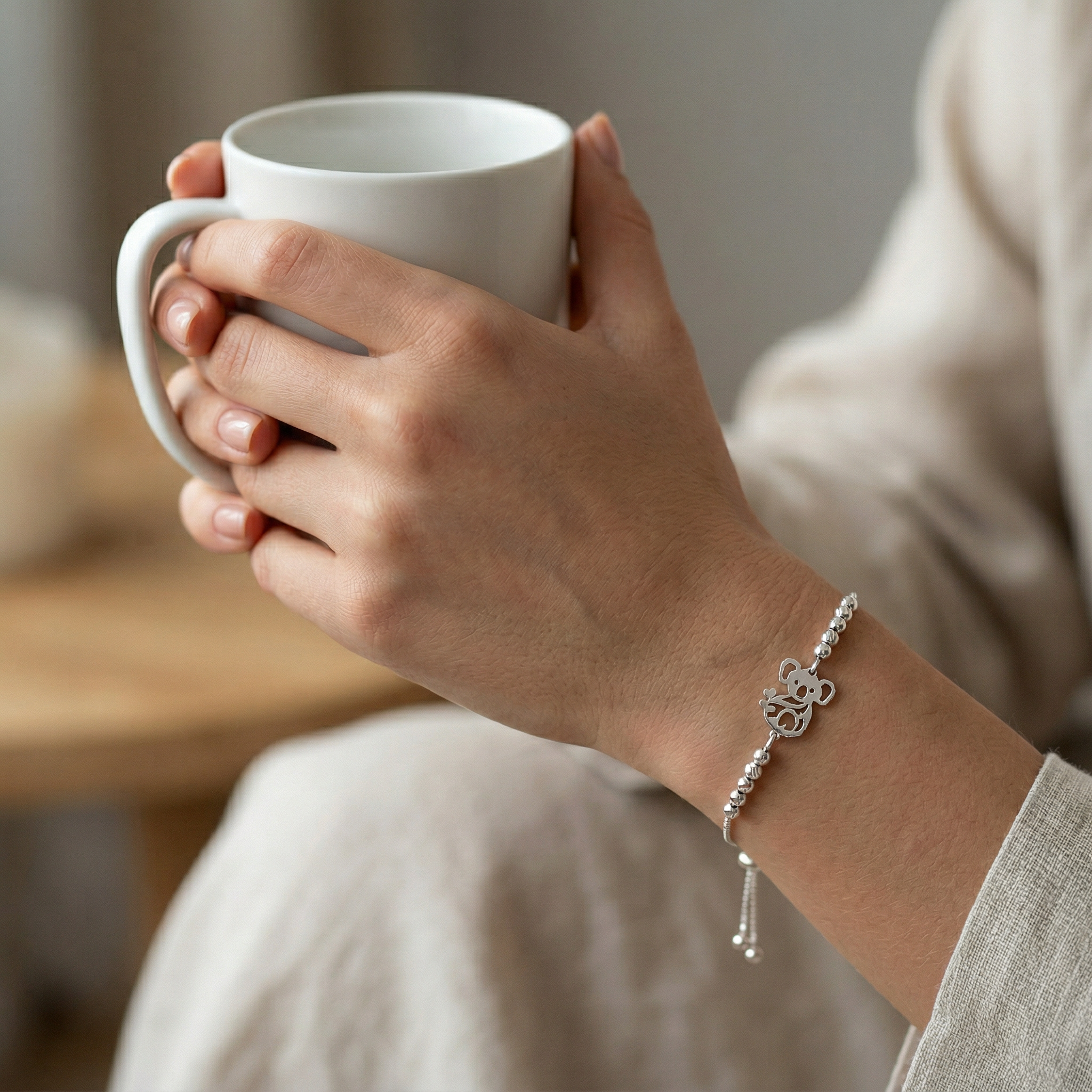 Pulsera koala ajustable de plata 925 puesta en la muñeca