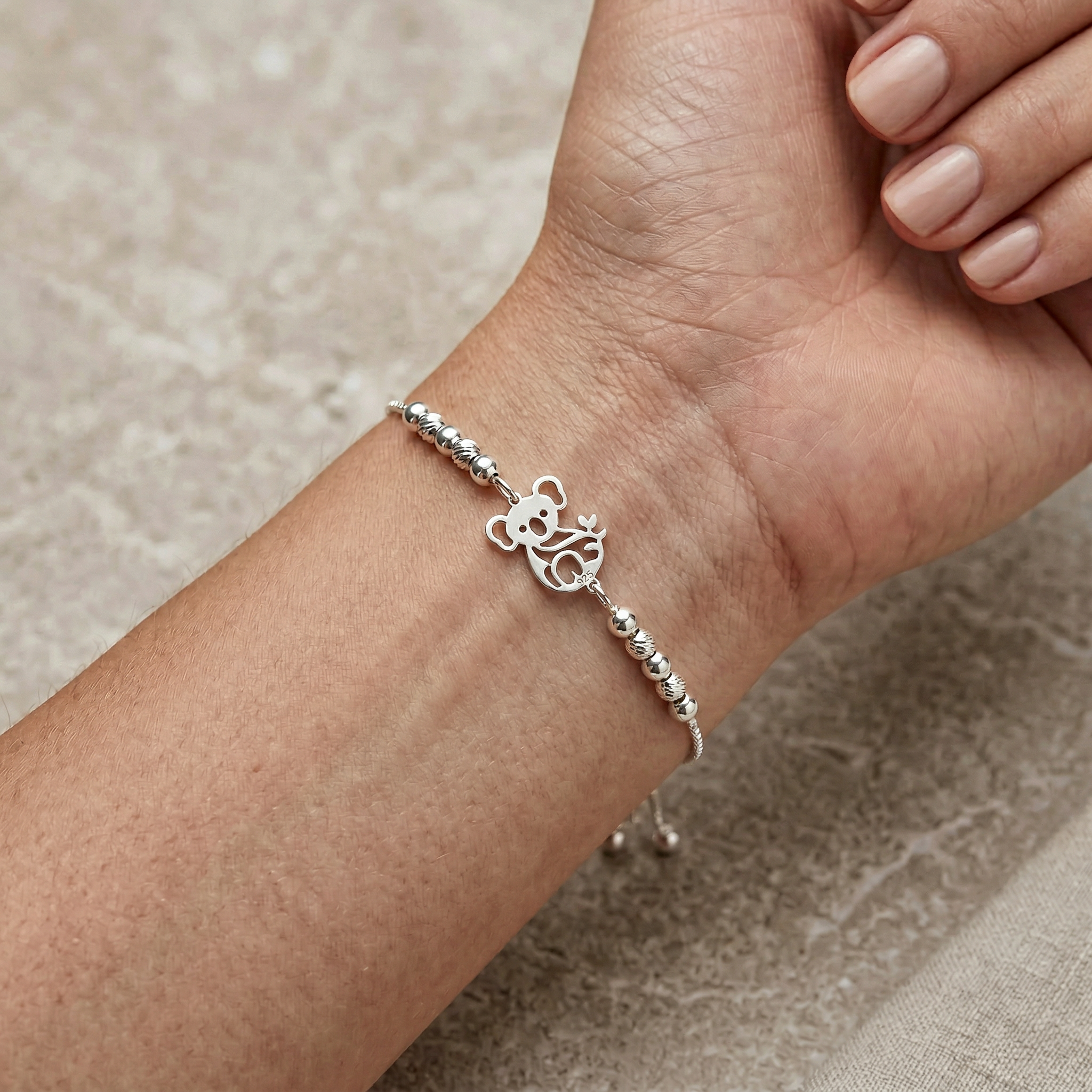 Pulsera koala ajustable de plata 925 en uso diario