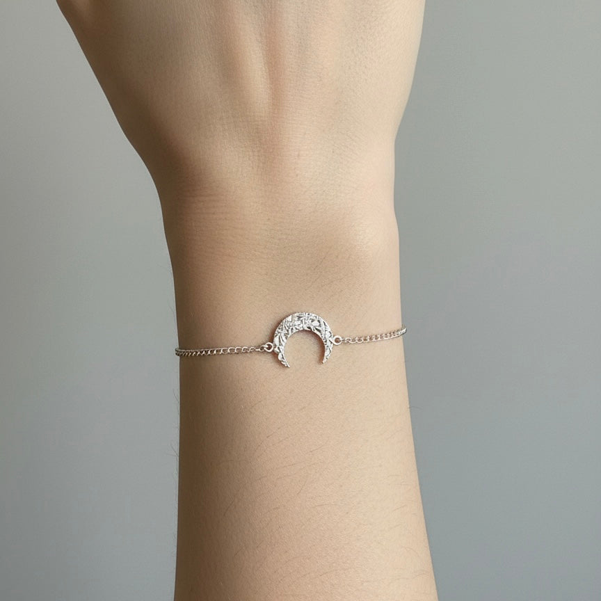 Pulsera luna creciente de plata 925 puesta en la muñeca
