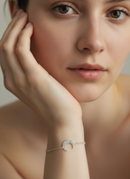 Pulsera luna creciente de plata 925 en look elegante