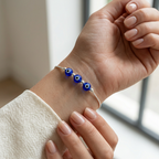 Pulsera ajustable de plata 925 con tres cuentas azules sobre muñeca