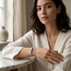 Una pulsera delicada con acento azul y diseño ajustable que aporta estilo, contraste y personalidad.