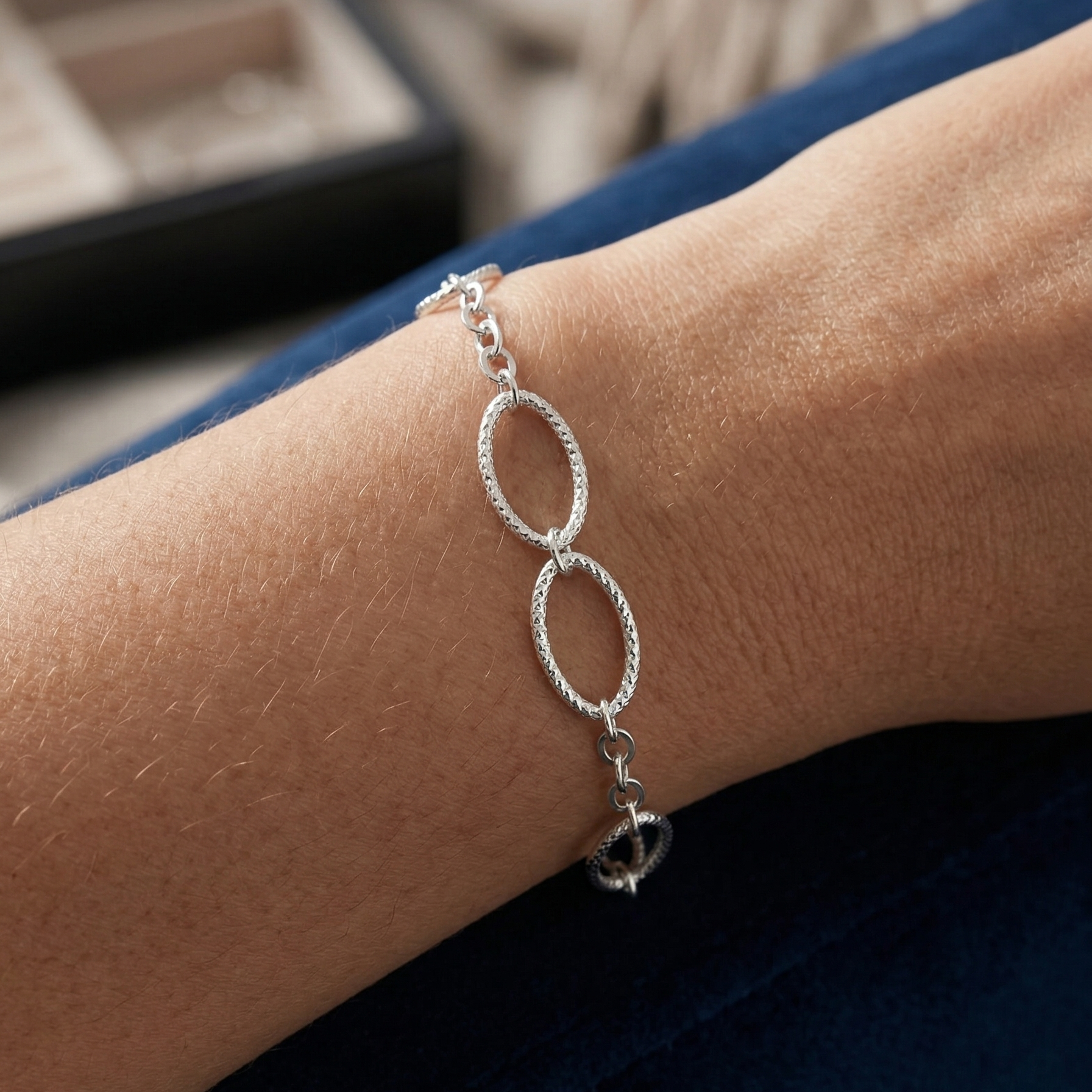 Pulsera de plata 925 con óvalos alargados en la muñeca