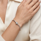 Pulsera rígida elegante de plata 925 con diseño minimalista y detalle pavé