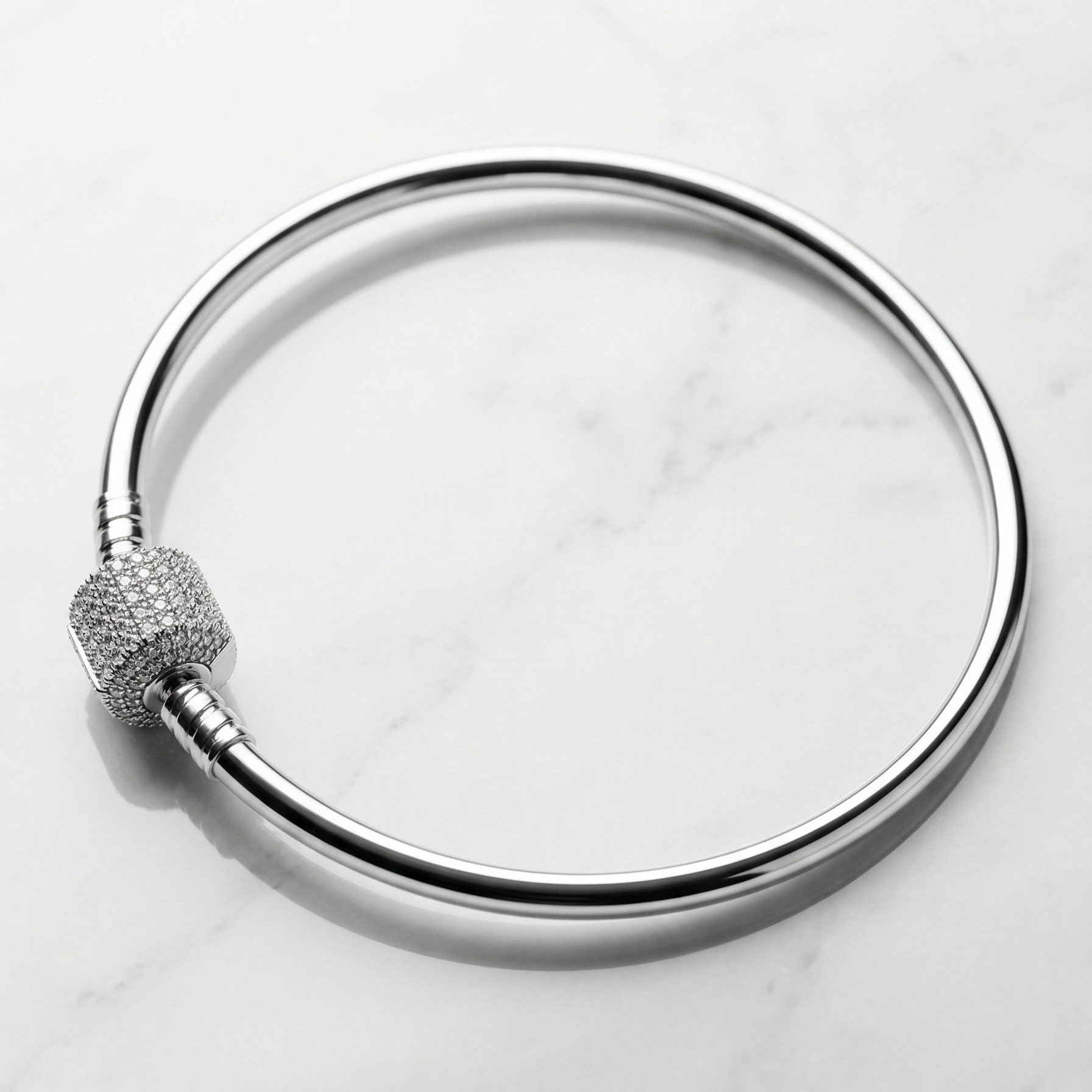 Detalle central tipo charm de 0.8 cm en pulsera rígida de plata 925