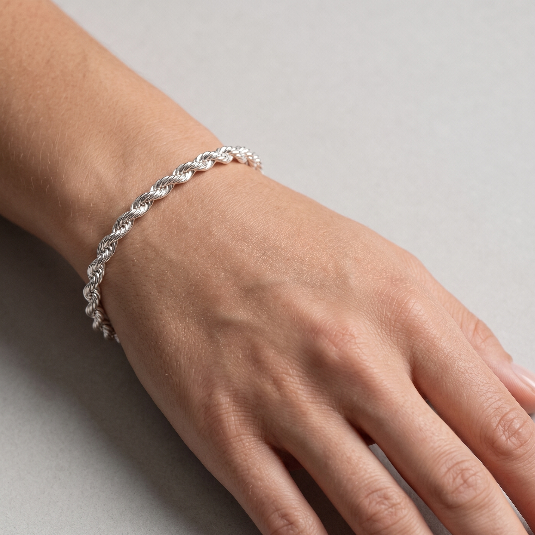 Pulsera de plata 925 tipo cordón rope llevada en la muñeca con acabado elegante