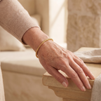 Una pulsera dorada de líneas limpias y brillo sutil que combina elegancia, simplicidad y sofisticación.