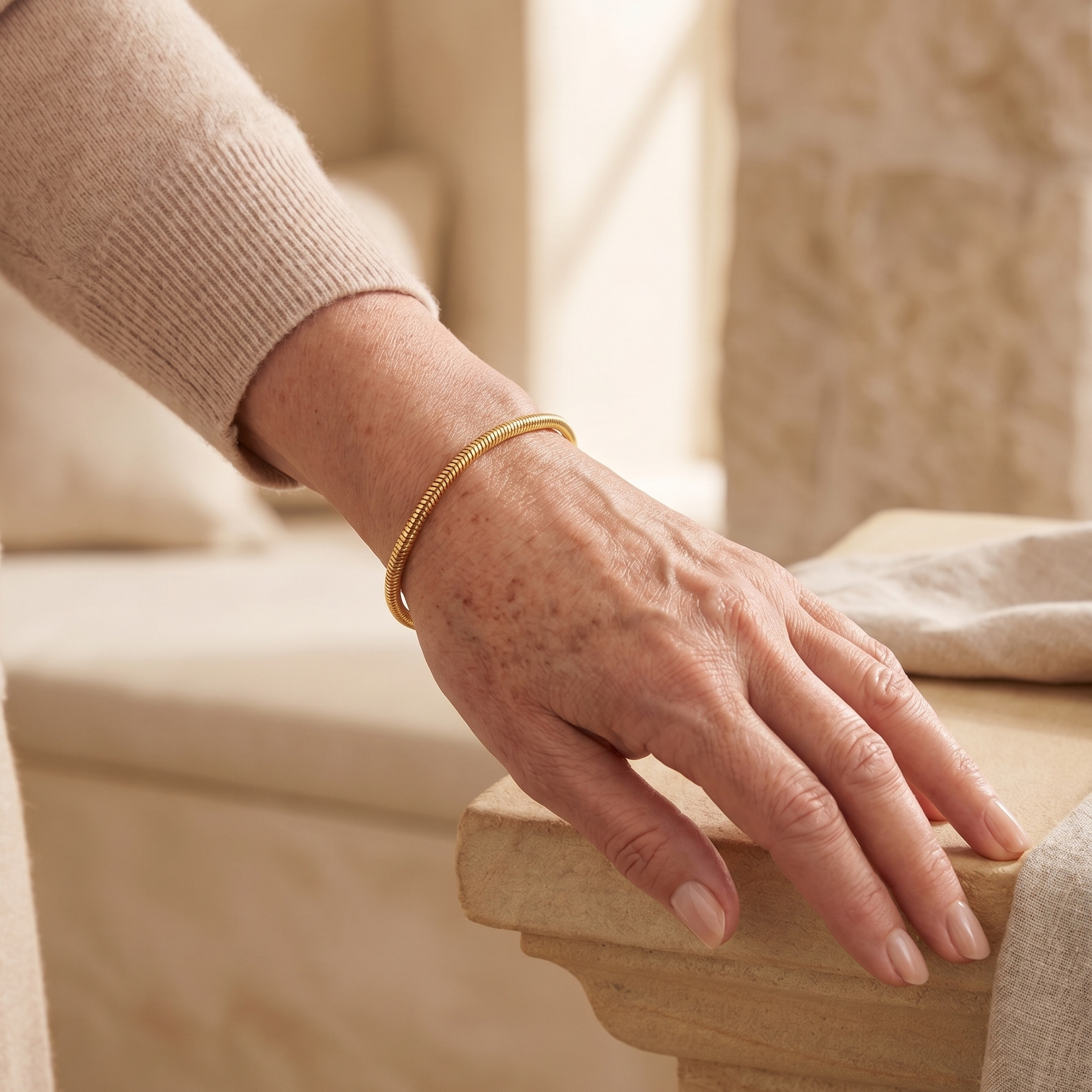 Una pulsera dorada de líneas limpias y brillo sutil que combina elegancia, simplicidad y sofisticación.