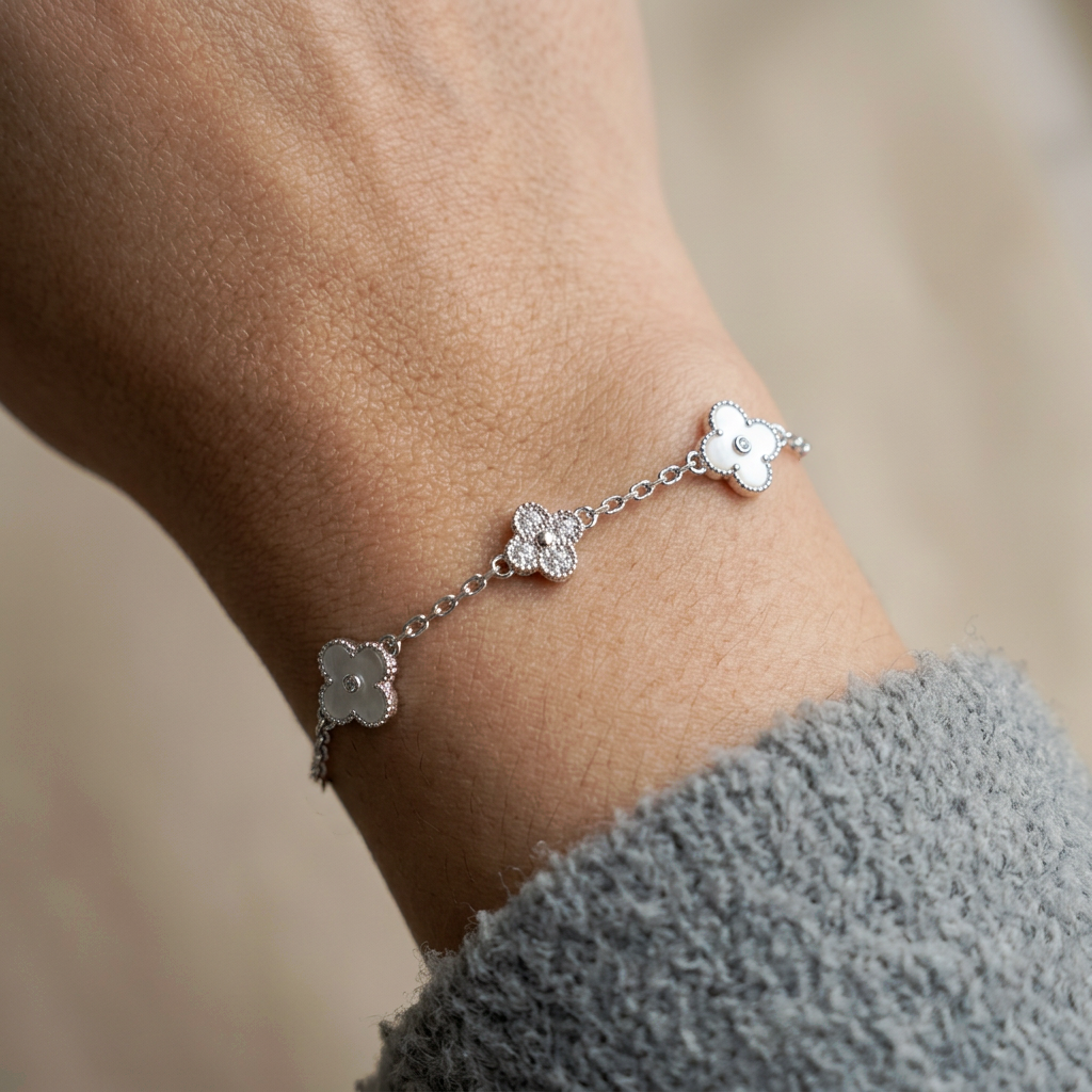 Detalle de pulsera de plata 925 con tréboles nacarados y borde brillante