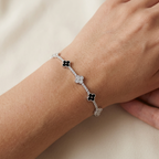Pulsera de plata 925 con tréboles negros y plateados usada en la muñeca