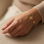 Pulsera fina en oro 18K sobre plata 925 con flor central y flores laterales delicadas