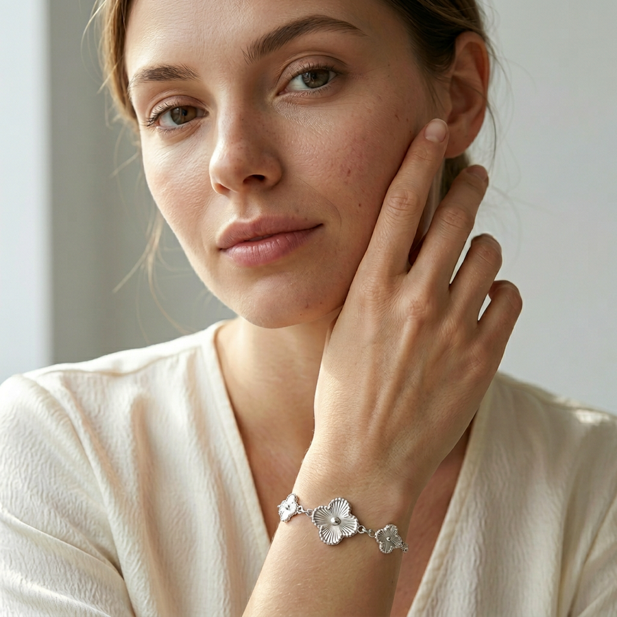 Pulsera trío floral de plata 925 puesta en la muñeca