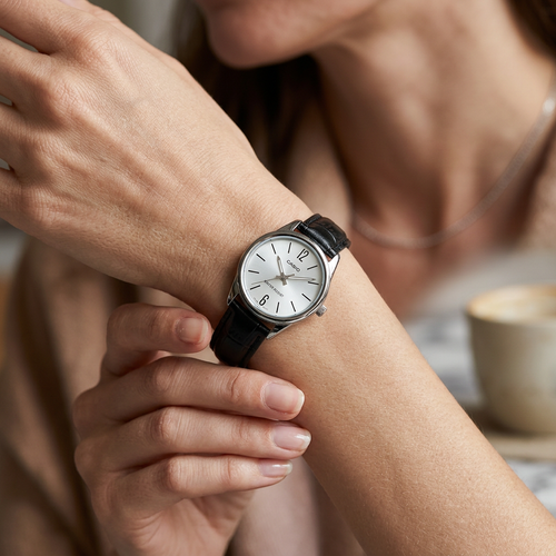 Reloj Casio LTP-V005L-7B para mujer con correa negra de cuero y esfera clara